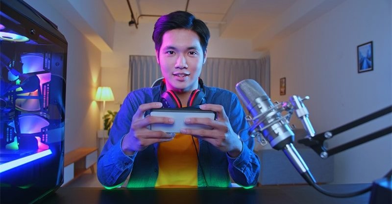 Video Recreation Advertising by Dwell Streaming